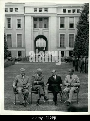 24. Februar 2012 - die großen vier posieren für die Kameras auf dem Gelände des Palais des Nations Foto zeigt Marschall Bulganin, Präsident Eisenhower, M. Faure und Sir Anthony Eden in fröhlicher Stimmung, wie sie für die Kameramänner auf dem Gelände des Palais des Nations in Genf gestern darstellen. Stockfoto