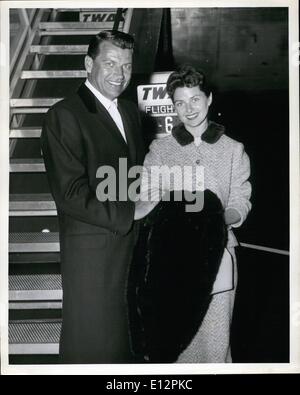 24. Februar 2012 - New York International Airport, 6. Mai: Filmschauspieler, Richard Egan und seine reizende Frau kam hier für eine zweiwöchige Urlaubsreise nach der Fertigstellung einer neuen Bewegung Abbildung. Sie kam aus Hollywood auf TWA Nonstop-Boeing 707 Jet. Stockfoto