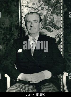 24. Februar 2012 - Rt Hon Sir Anthony Eden KG. MC. MP der Außenminister und wahrscheinlichen Nachfolger von Sir Winston Churchill, fotografiert in seinem Amtssitz in Carlton House Terrace. Stockfoto