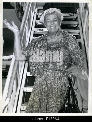 24. Februar 2012 - N.Y.International Flughafen, Sept. 26: die ehemalige First Lady, Frau Eleanor Roosevelt ist im Bild vor dem Einsteigen in ein TWA Düsenflugzeug nach Los Angeles, wo sie eine Gruppe ansprechen wird. Frau Roosevelt, der premier Chruschtschow im Hyde Park vor kurzem unterhalten, wird am Dienstag zurück. Stockfoto