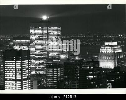 24. Februar 2012 - Montreal-Stadt der XXI Olympischen Sommerspiele: Montreal durch nachts ein Lichtermeer. innerhalb von zwei Wochen am 17. Juli 1976 beginnt hier die Xxi Olympischen Sommerspiele. Für 16 Tage (bis 1. august) Sportlerinnen und Sportler aus der ganzen Welt treffen sich in dieser Stadt an den Ufern des Flusses st. Lorenz. Hunderte von Millionen von Zuschauern auf der ganzen Welt sehen, dass die Spiele auf ihrem TV-Bildschirm und in jenen Tagen moralische eines der wichtigsten Themen des Gesprächs sein werden. Stockfoto