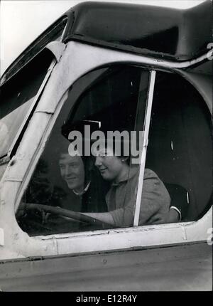 25. Februar 2012 - frisch VERHEIRATETEN Leben-IN einem BUS. Shirley und Gilbert sitzen in der Fahrerkabine des Busses, gemütliches Zuhause umgebaut hat. Es macht Spaß manchmal hinter dem Steuer sitzen und sich vorstellen, dass Sie auf einer langen Reise Aufrechnung sind. Stockfoto