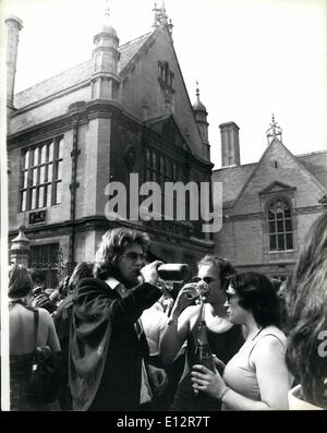 25. Februar 2012 - Studenten Blase über nach Ende der Laufzeit Prüfungen: Studenten an der Universität Oxford ihre Abschlussprüfungen feierte in diesem Jahr mit einem großen Champagner-Party auf dem Campus der Universität. Im wesentlichen Absolventen lassen sich gehen, und von den Blicken von ihm, ließen sie spritzig unterwegs, obwohl diese Art von Feier Istypical des universitären Lebens am Ende eines Jahres, wenn die Absolventen ihre Kurse abgeschlossen haben. Stockfoto