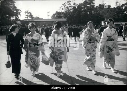 24. Februar 2012 - ein hoch auf den Kaiser von Japan: mehr als 120.000 Menschen, viele der Frauen in Homosexuell Kimonos, eingereicht durch die Anlage der neuen Hofburg in Tokio am zweiten Tag des neuen Jahres zum Kaiser Hirohito jubeln und Mitglieder der kaiserlichen Familie. Neujahrsfest zu einer Woche dauern in Japan und am zweiten Tag die Mitglieder der kaiserlichen Familie, acht Auftritte auf Schreie der '' Banzai'' von den Massen. Der Kaiser erkannte die Grüße von hinten eine kugelsichere Bildschirm, vor zwei Jahren nach ein verwirrten Mann ein Kugellager auf ihn von einem Katapult abgefeuert. Stockfoto