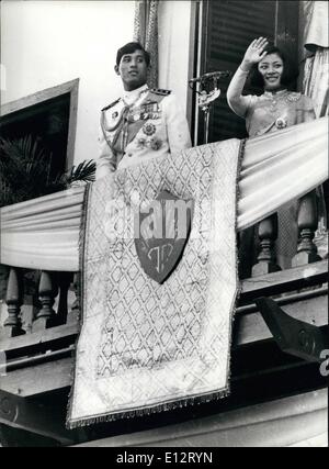 24. Februar 2012 - Prinz Вадчиралонгкорн von Thailand Mi - fand die Hochzeit in Bangkok die 24,-jährige Prinz Vachiralongkon, 19 Jahre alte Prinzessin Soma Savalee. Foto zeigt:-die glücklich Paar Welle der großen Menschenmenge vom Balkon des Srinagrinds Palastes in Bangkok nach der Trauung. Stockfoto