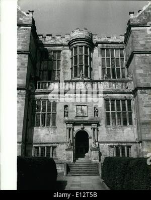 25. Februar 2012 - Fountains Abbey.: Der Eingang in die Kirche aus dem 12 Jahrhundert Fountains Abbey, die reichsten Zisterzienser-Haus in Großbritannien während des 15. Jahrhunderts war. Stockfoto