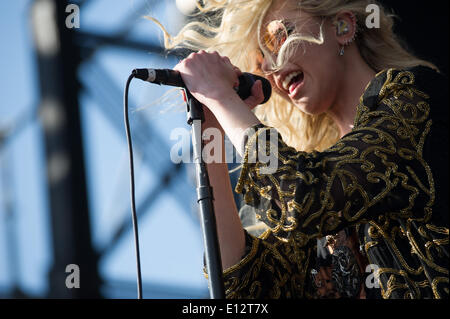 Columbus, Ohio, USA. 17. Mai 2014. Führen Sie Seinger der amerikanischen Rock-Band "The Pretty Reckless" TAYLOR MOMSEN auf der Bühne beim Festival Rock On The Range in Columbus, Ohio. © Igor Vidyashev/ZUMAPRESS.com/Alamy Live-Nachrichten Stockfoto