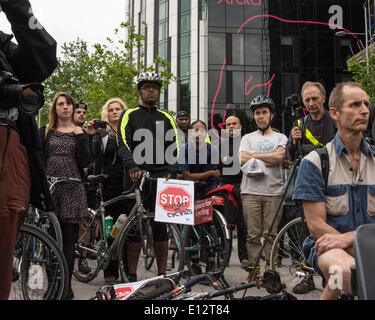 London UK. 21. Mai 2014.  Radfahrer halten eine Großkundgebung und sterben-in am Elephant &amp; Castle Kreisverkehr fordern bessere und sicherere Radsport Bedingungen vor dem Hintergrund einer jüngsten Radsport Todesfall an der Kreuzung. Bildnachweis: Patricia Phillips/Alamy Live-Nachrichten Stockfoto