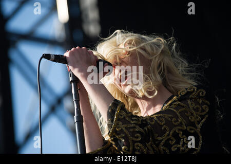 Columbus, Ohio, USA. 17. Mai 2014. Führen Sie Seinger der amerikanischen Rock-Band "The Pretty Reckless" TAYLOR MOMSEN auf der Bühne beim Festival Rock On The Range in Columbus, Ohio. © Igor Vidyashev/ZUMAPRESS.com/Alamy Live-Nachrichten Stockfoto