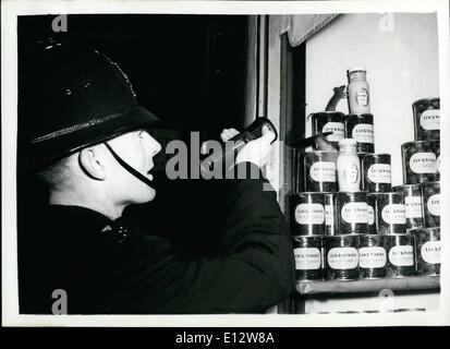 25. Februar 2012 macht - die Kupfer - ein echter "Cop" die Maus verursacht solche Mühe; Horsham, Sussex Polizist Harry Croydon hat ein Foto - ein Foto Millionen, wenn er aufgefordert wurde, ein Geräusch in einem Lebensmittelladen - untersuchen und eine Maus entdeckt. Niemand - nicht einmal seine Kollegen Polizist würde ihm glauben - bis er dieses Foto - für die zuvorkommende Maus posierte für ihn, vor "festgehalten" - von der Ladenbesitzer - für zeigte ihnen gelang es ihm, den Arm des Gesetzes zu entkommen. Stockfoto