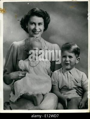 26. Februar 2012 - Studie von Prinzessin Elizabeth und ihre beiden Kinder, Prinz Charles und Prinzessin Anne trägt Baby Korallenkette zuerst getragen von ihrer Mutter beim photographieren im Jahr 1927 im gleichen Alter. Stockfoto