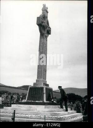 Februar 2012 -  Zeremonie auf der Isle of man  Der Lieut-Gouverneur, S.E. Air-Vize Marshal Sir Geoffrey Rhodes Bromet KBE, CB, DSO, platziert den Kranz auf der Gedenkstätte am Tynwald Hill, als Teil der Zeremonien des Tynwald Day. Stockfoto