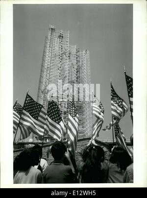 25. Februar 2012 - Statue of Liberty Feier Juli 1984. Farbe. Durch Gerüst behindert. Schulkinder halten amerikanische Flaggen vor anzeigen. (Foto: C 1984 Jill Ruf für die Statue of Liberty-Ellis Island Foundation. Stockfoto