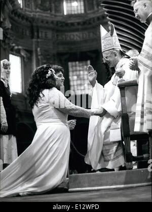 26. Februar 2012 - gesegnet Papst Paul VI. die Ehe von 16 Paaren in der St. Peter Basilica. Es ist das erste Mal, dass ein Papst eine Ehe während einer öffentlichen Zeremonie gefeiert. OPS:-ein Moment der Zeremonie. Stockfoto