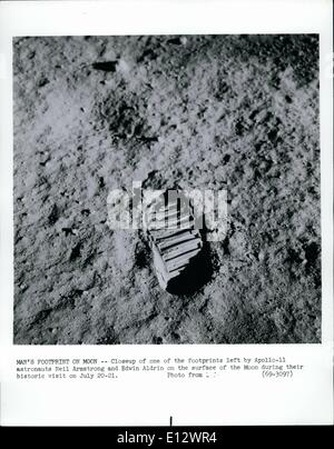 26. Februar 2012 - Besuch Mannes Footprint On Moon--Nahaufnahme von einer der Fußabdrücke links von Apollo 11 Astronauten Neil Armstrong und Edwin Aldrin auf der Oberfläche des Mondes während ihren historischen am 20. und 21. Juli Weltkrieg Soldaten in La Somme 1915 Stockfoto