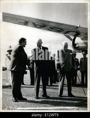 26. Februar 2012 - Hände am Anreisetag ab Washington in seinem Flugzeug, die '' Columbia'' Präsident Eisenhower schüttelt mit M. Laniel, während Sir Winston Churchill lächelt glücklich um seinen alten Freund in Kriegszeiten zu sehen. Die Szene ist auf Kindley Field Bermuda. Hinter Sir Alexander Hood des Gouverneurs von Bermuda in weißen Uniform ist. Stockfoto