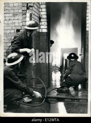 26. Februar 2012 - Feuerwehr-Praxis auf einer zerbombten Website. Bank-Zivilschutz-Einheit in der Ausbildung. Als Reaktion auf den Appell der Regierung für Geschäftshäuser in Form ihrer eigenen Zivilschutz Einheiten Mr A.R. Newman in den Stadtbüros der Bank of London und Südamerika gebildet hat. Das Gerät kann oft im Training am bombardiert Websites rund um Lothbury gesehen werden. Keystone-Foto zeigt: Drei Mitglieder der Feuerwehr die Damenmannschaft beim Training auf einer zerbombten Website. Sie sind Miss Alice Benbow (spielt den Schlauch); Sheila Gunn Betrieb der Pumpe und Phyllis Adamthwaite halten die Versorgung mit Wasser. Stockfoto