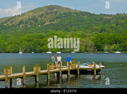 Lake Windermere Relaxen auf einem Steg am See, an der Südspitze des Sees, mit Hill, Gummers wie hinter. Cumbria, UK Stockfoto