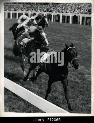 25. Februar 2012 - erster Tag des Royal Ascot Meetings. Unberittenen Pferd beendet erste In Ascot Stakes...  Foto zeigt:-Th Stockfoto