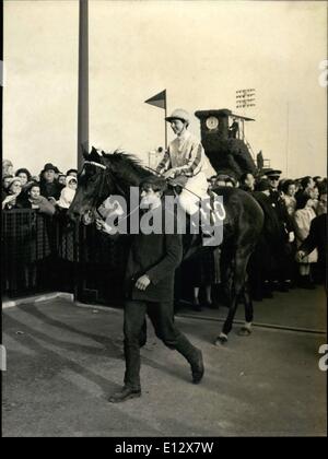 25. Februar 2012 - Frauen Jockeys in internationalen Rennen antreten: das erste internationale Pferderennen der Frauen Jockeys war Hled in Cagnes-Sur-Mer, Côte d ' Azur. Der Gewinner, Mlle M. Detrey, Florinaco Reiten. Stockfoto