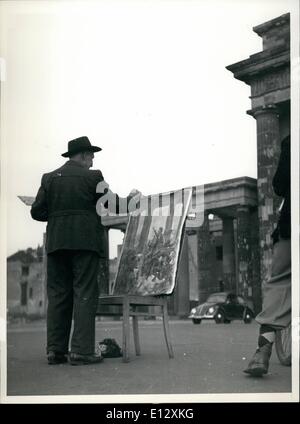 26. Februar 2012 - Maler der Kämpfe an der 'Brandenburger Tor'.: bei der "Brandenburger" Tor "im russischen Sektor von Berlin Ost-Zone Maler fand. Er Hose je nach Art ein Bild der Februar-Unruhen des Jahres 1919 mit Karl Liebknecht. Vielleicht denkt er Od die Szenen, die hier am 17. Juni 53, auch passiert. Stockfoto