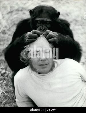 25. Februar 2012 - was ist, dass immer In MY Hair: wohlhabenden Clubbesitzer, Spieler, Prominente und ernsthafte Tierfreund und Zoologe John Aspinall gerne am Wochenende Weg zur Kentish Landschaft wo er hat einen private Zoo-bewerteten eine der wertvollsten und besten laufen im Land. Er genießt Geselligkeit in ihren Käfig mit drei ausgewachsenen Schimpansen, die mit denen sehr gefährlich sein kann, die Sie nicht kennen oder Ihr Vertrauen zu tun. Offensichtlich Aspinall gut bekannt und hat ihre Freundschaft-wie dieses lustige Bild zeigt. Stockfoto