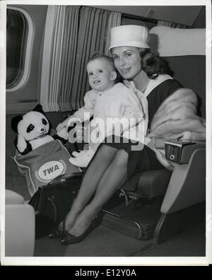 26. Februar 2012 erreicht - Idlewild Airport, N.Y., Juni 23 - 17 - Monate alten Cutie Elizabeth Stack für ihren Panda auf Mamas Schoß Freund unterwegs. '' Mami '' passiert die schöne Rosemarie Bogen sein, Schauspielerin-Frau von Bildschirm-Star Robert Stack. Mutter und Tochter sind auf dem Weg nach Madrid, über eine TWA Jetstream Bor anschließen, die vor Ort gibt. Rosemarie gab vor kurzem einen Sohn geboren. Stockfoto