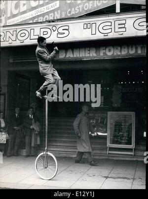 26. Februar 2012 - A schöne Gefühl der BALANCE: Und A LADDER ist nicht notwendig: Banner Forbutt, erscheinen in Brightons Eis Zirkus, spart das Wartungspersonal einen Job durch das Aufstellen von seinen zwei Ankündigungen vor dem Theater. Balancing auf seinen Zyklus ein Rad, macht er eine Leiter überflüssig. BANNER FORBUTT JOB ist immer IN der BALANCE: Reiten ein One-Rad braucht ein schönes Gefühl für Balance Stockfoto