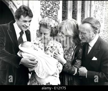 25. Februar 2012 - wurde Hayley Mills's Month Old Love Baby Jason ist Christened Actress Hayley Mills Monat alte Liebe Baby Jason getauft, Pfarrkirche, Denham, Bucks. Wo sie sich vor 30 Jahren getauft wurde. Hayley Mills ist Filmproduzent Roy Boulting verheiratet, aber sie sind getrennt. Jasons Vater ist der Schauspieler Leigh Lawson, sie haben keine Pläne, zu heiraten. Foto zeigt: - nach der Taufe in Paris Kirche Denham L-R Leigh Lawson, Vater des Kindes, Mary Hayley Bell holding, Jason, Hayley Mills und ihr Vater John Mills gesehen. Stockfoto