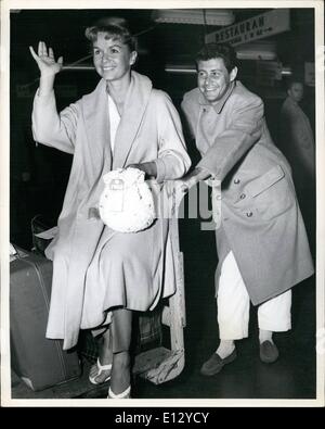 26. Februar 2012 - Mai Idlewild Airport, N.Y., 16.. Hübsche Debbie Reynolds bekommt einen können Assist von Ehemann Sänger Eddie Fisher mit dem Gepäck bei der Ankunft aus Los Angeles über TWA. Sie sind hier für ein Wochenende-Business-Konferenz. Stockfoto