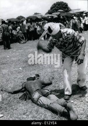 26. Februar 2012 - Karfreitag Büßer, Manila: Ein '' römischer Soldat '' Peitschen aus dem zerrissenen Rücken ein Büßer bis Blut fließt. Stockfoto