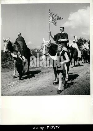 26. Februar 2012 - St. Gangolf Wallfahrt und Fahrt von Neudenau. Zurück in den historischen Quellen verfolgt werden kann, die die Bauern von Neudensau seit Jahrhunderten zu den alten Gangold Kapelle Reiten sind, Mai etwa zwei Kilometer vor den Toren der kleinen Stadt jedes Jahr. Die alte Kapelle ist eines der ältesten Gebäude des Frankonisa stammen aus dem 9. Jahrhundert. wahrscheinlich können diese alte Kapelle kann zurückverfolgt werden, um einen alten deutschen Quellen werden - Heiligtum und auch die st. Gangolf Fahrt seinen Ursprung in einer alten deutschen Gewohnheit des Segens, der Frühling und die Pferde Stockfoto