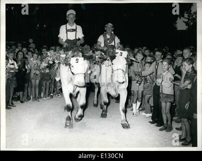 26. Februar 2012 - fand das traditionelle Ochsen-Rennen durch die kleine Stadt Dachau - in der Nähe von München befindet sich in einer großen Wiese. Dekoriert mit bunten Streifen kam die Ochsen an den Start. Gewinner war die Nummer 9 mit der '' Jockey'' Anton Heilmeier, 21 jährige Landwirt aus Badersfeld, für das erste Mal reiten war, auf Ochsen-Rückseite. Zweiter wurde Nummer 3 mit Max Herder von Augustenfeld. Stockfoto