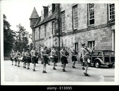 26. Februar 2012 - wie Vater Prinz gehen an Gordonstoun.: Endlich ist die Nachricht, Prinz Charles Gordonstoun, seines Vaters alte Schule am Morey Firth in Schottland gehen an. Er wird zu Beginn des Sommersemesters Windmühle Lodge, ein Haus mit 60 Jungen am beitreten die? 519 pro Jahr 400 Schüler harte Schule. Seine Schulleiter werden Herr F.R.G. kauen, die die Schule seit 1959 geführt hat. Das Hauptziel des Gordonstoun, fand im Jahre 1934 von Dr. Kurt Hahn, ist die Entwicklung des Charakters und der Initiative, mit Schwerpunkt auf Selbstdisziplin und Ausdauer Stockfoto