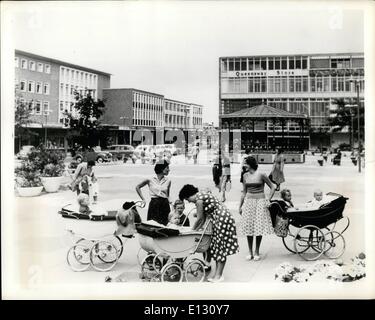 26. Februar 2012 - sorglos einkaufen Mütter und Kinder treffen und reden in der Queen Square, das Einkaufszentrum von Crawley, England, und unterstreichen somit eine Vorstellung von überlasteten, ruhig Einkaufen in vielen britischen Neustadt durchgeführt. Crawley ist einer der fünfzehn neue Städte entwickelt in Großbritannien seit dem zweiten Weltkrieg zu zerstreuen von Industrie und Bevölkerung von Städte überfüllt und sie wieder in einer angenehmen Umgebung mit Dienstleistungen und Annehmlichkeiten zusammen zu bringen. Im Jahre 1947, als es unter dem Schema bezeichnet wurde, hatte es eine Bevölkerung von 10.000 Stockfoto