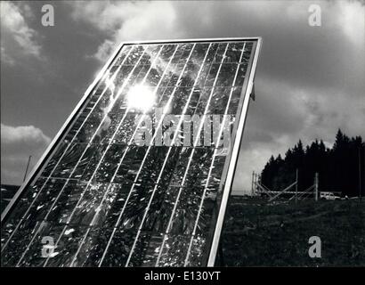 26. Februar 2012 - Sonnenenergie aus der "Sonnenberg" das größte Kraftwerk Europas solare Energiegewinnung installiert werden auf Mon Soleil ("Sonnenberg") im Südwesten der Schweiz. Nach Fertigstellung im Jahr 1991, wird die Anlage erstrecken sich über eine Fläche die Größe von zwei Fußballfeldern und 200 Haushalte mit elektrischer Energie versorgen. Bild zeigt eines der Panels, die den Berg mit dem vielversprechenden Namen decken Stockfoto