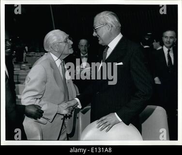 26. Februar 2012 - Herrn Noel-Baker ehemaligen britischen Delegat, der die Liga von Nationen Abrüstungskonferenz in Genf, trifft 1936 britische Premier James Callaghan Tagung des UN-Abrüstung. New York 02.06.78 Stockfoto