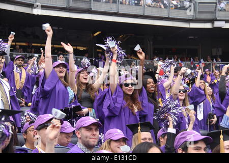 New York, New York, USA. 21. Mai 2014. Studenten feiern während der 182. Beginn der New York University im Yankee Stadium, New York, 21. Mai 2014. Einige 8.000 Absolventen besuchte den Beginn Mittwoch. New York University wurde 1831 gegründet. Bildnachweis: Huang Jihui/Xinhua/Alamy Live-Nachrichten Stockfoto