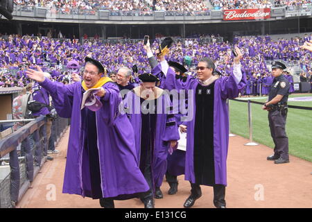 New York, New York, USA. 21. Mai 2014. Professorinnen und Professoren feiern während 182. Beginn der New York University im Yankee Stadium, New York, 21. Mai 2014. Einige 8.000 Absolventen besuchte den Beginn Mittwoch. New York University wurde 1831 gegründet. Bildnachweis: Huang Jihui/Xinhua/Alamy Live-Nachrichten Stockfoto