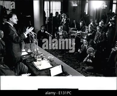 26. Februar 2012 - Billy Graham konfrontiert britische Pressman: der amerikanische Evangelist Bauch Graham bei seiner Ankunft in London gab eine Pressekonferenz im Waldorf Hotel, er die Grundzüge seiner bevorstehenden Kampagne hat. Das Foto zeigt Billy Graham vor einer Batterie von Pressman cooly, ruhig und in enormen Form. Stockfoto