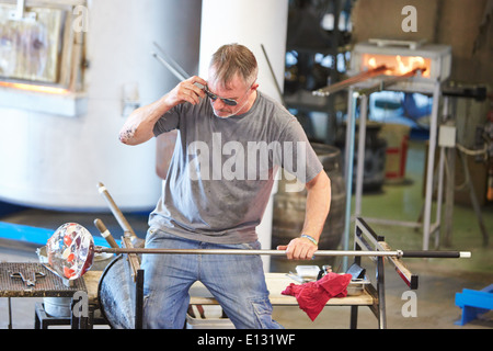 Mann, die zeigen, wie Glas zu Blasen an der National Glass Centre in Sunderland Stockfoto