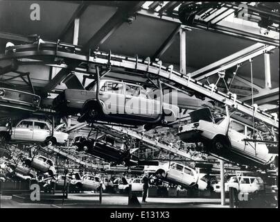 26. Februar 2012 - Fiat '' Mirafiori'' Komplex: Overhead Conveyors Modelle 124 und 500 voran. Stockfoto