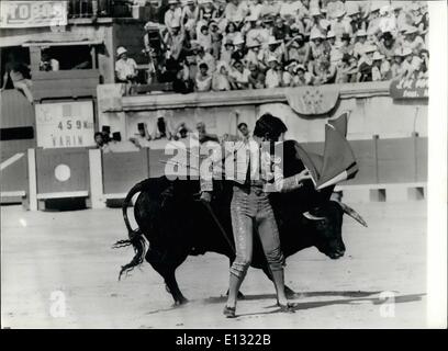 26. Februar 2012 - Grand Rückkehr der spanischen Matador "El Cordobes'' abwesend von der Stierkampfarena seit 1971, Manuel Benitez, 45 Jahre alten spanischen Matador besser bekannt als"El Cordobes'', der berühmteste Matador aller Zeiten, machte einen großen Comeback für eine Saison der Stierkampf in der Arena in Nimes, Frankreich. Stockfoto