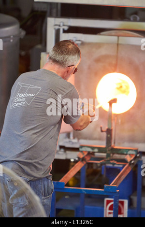 Mann, die zeigen, wie Glas zu Blasen an der National Glass Centre in Sunderland Stockfoto