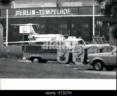 26. Februar 2012 - polnische Flugzeug Hallo-aufgebockt, Berlin-West von einem Bürger von Ost - Deutschland: zehn Bürgerinnen und Bürger der DDR machen verwenden von der Hallo-Vortrieb zur Flucht aus der DDR. Das Flugzeug der polnischen Unternehmen viel fliegen wurden auf dem Flug von Danzig/DDR röhrt-Osten mit 60 Passagieren an Bord. Die Cockpit-Besatzung war gezwungen, um das Flugzeug in Berlin-West zu senken. Es, die Entführer wandte sich an das amerikanische Geheimnis - dienen. am Nachmittag kehrten die Maschine nach Berlin - Ost. das Foto zeigt die Hallo-aufgebockt Flugzeug, ein Sowjet-Maschine vom Typ Tu 134. Stockfoto