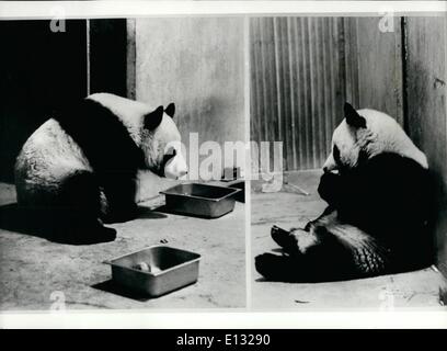 26. Februar 2012 - Mao Pandas für Nixon: durch Präsident Nixons Besuch in China, bekamen ein paar Pandas durch die chinesische Regierung zu Ehren des Besuchs. Hisingen-Hisng, ein Männchen (links) und Ling-Ling, ein Weibchen schaffen großes Interesse im Zoo von Washington. Stockfoto