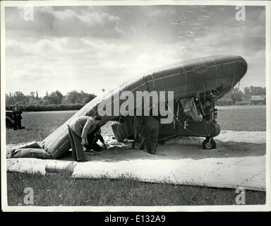 26. Februar 2012 - startet die Pumpe-It-Up-Flugzeug in die Luft. Das seltsame suchen m.l.-Dienstprogramm - MK I: offiziell bekannt als der ML-Dienstprogramm Mark One - das Baby-Flugzeug - von m.l. Aviation Company unter Vertrag, um Lieferung Ministerium für militärische Aufklärung von kleinen Flugplätzen - entwickelt - war in der Luft am White Waltham, Berkshire, gestern zu sehen. Die Maschine konnte Herr Everyman Flugzeug der Zukunft geworden. Es kann von einem kleinen Auto - mit den aufgeblasenen Flügeln versteckt in den Kofferraum abgeschleppt werden. Die Flügel können in zehn Minuten und Deflatedin zehn Sekunden aufgeblasen werden Stockfoto