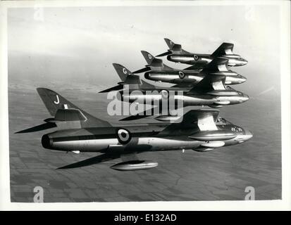 26. Februar 2012 - die neueste und schnellste Version der Hawker Hunter - f-6 jetzt im Geschwader Dienst mit R.A.F Fighter Command... Diese Jäger bilden eine makellose flache Wendung bei Echelon Bildung... Die Maschine ist mit einem erheblich stärkeren Rolls-Royce Avon Motor ausgestattet können, schneller klettern und arbeiten in größeren Höhen als frühere Jäger... Mit seinen vier 30 mm. Aden-Kanonen ist der Jäger der am stärksten bewaffneten Interceptor von jedem Luftwaffe verwendet. Stockfoto