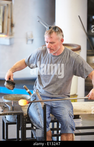 Mann, die zeigen, wie Glas zu Blasen an der National Glass Centre in Sunderland Stockfoto