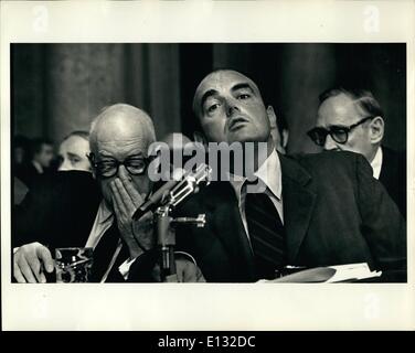 26. Februar 2012 - John Ehrlichman und seinem Rechtsanwalt Wilson bei den Anhörungen des Senats Watergate. Stockfoto